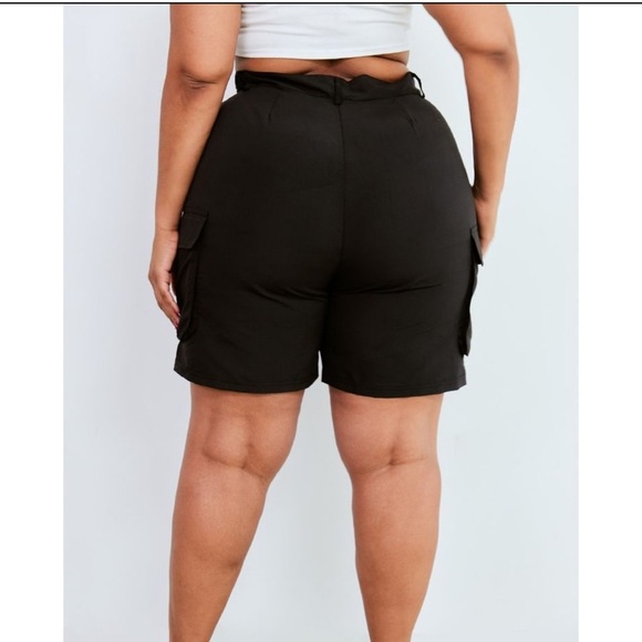 Pretty Little Thing Plus Black Pocket Front Cargo Shorts in size 30 - Picture 4 of 6